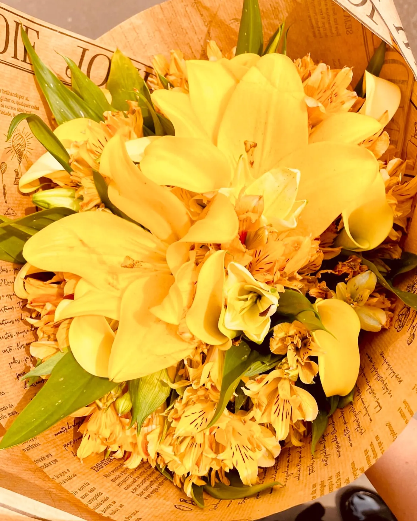 Buquê de flores amarelas em papel kraft