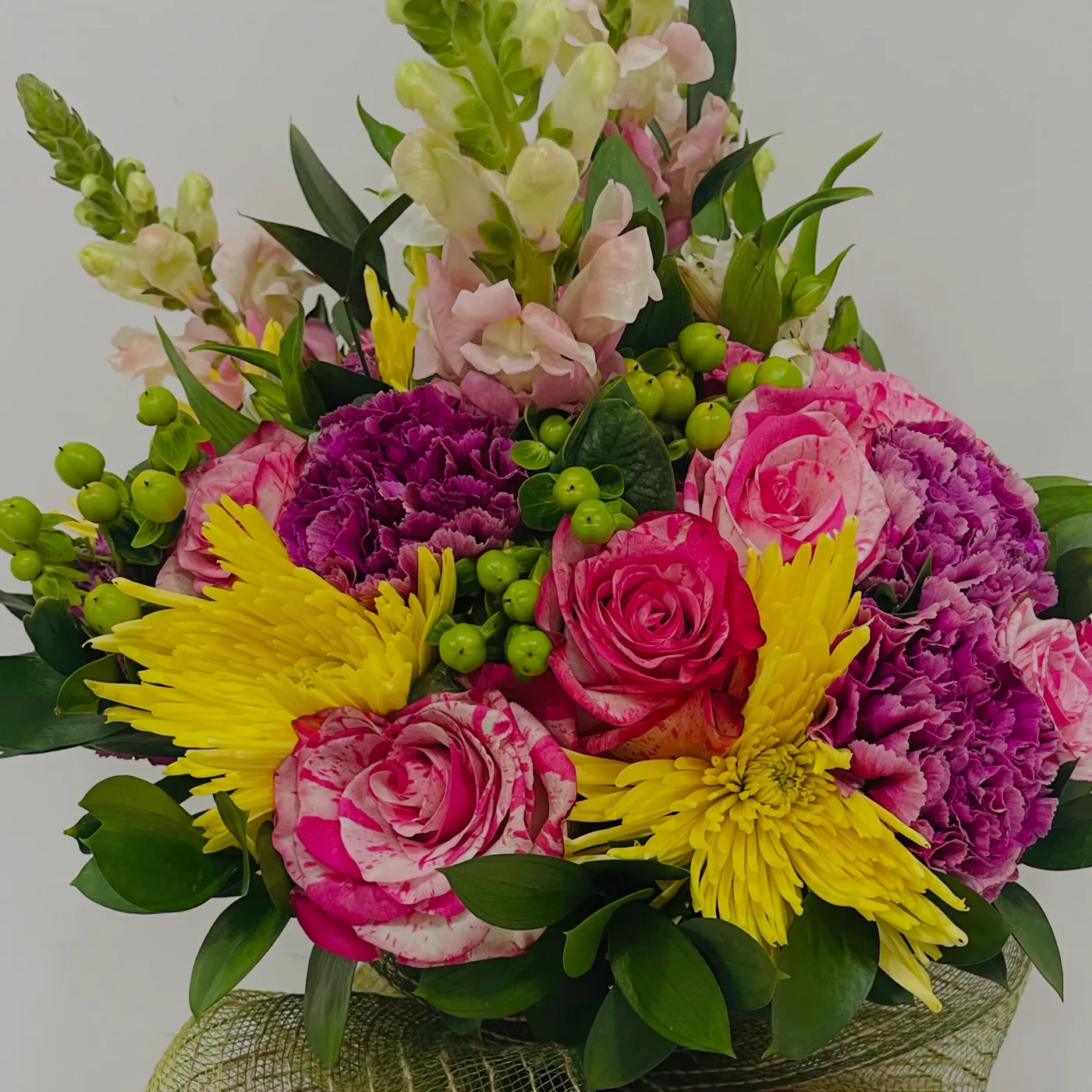 Buquê com rosas rajadas, cravos roxos e crisântemo amarelo