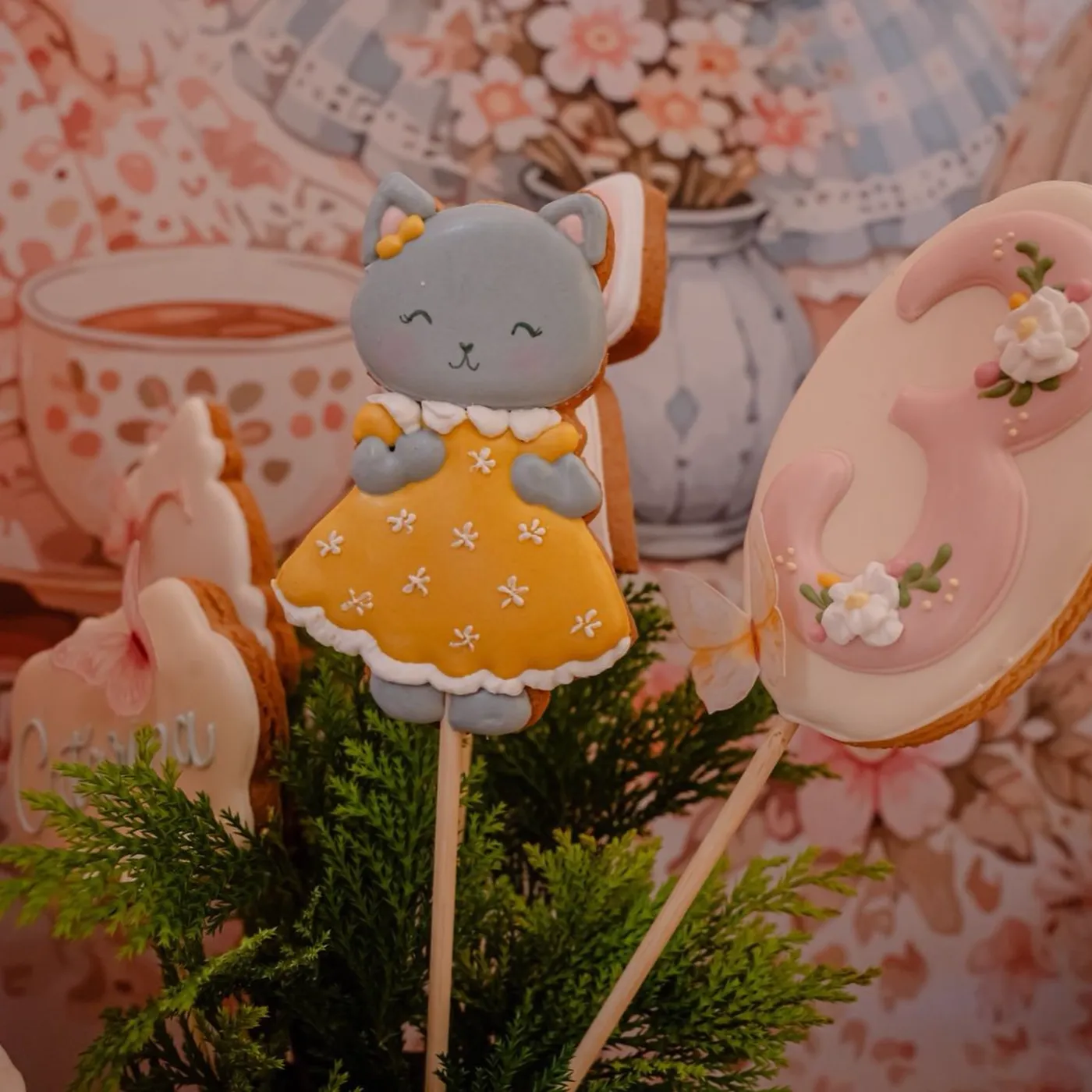 Biscoitos decorados em tons de rosa, de perto
