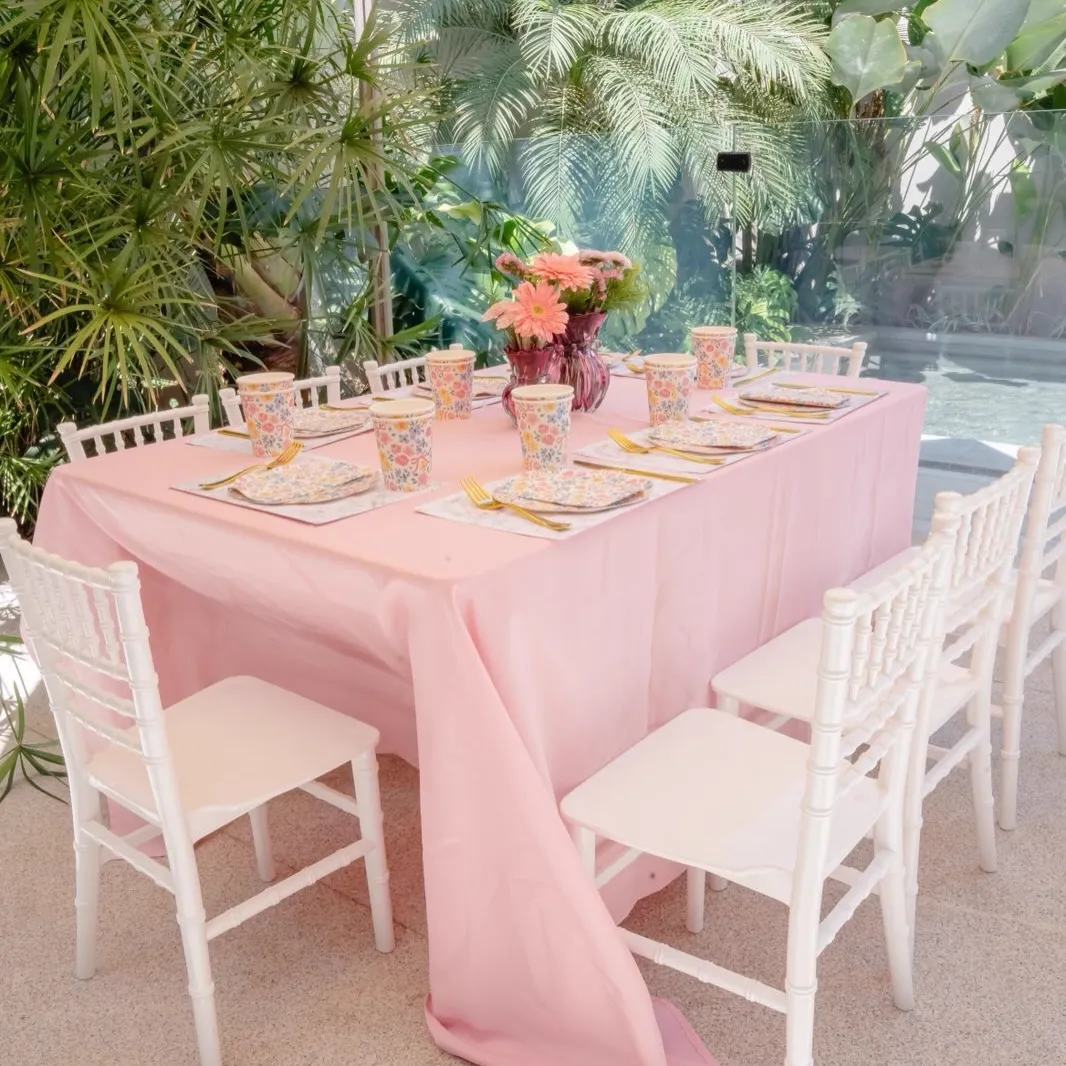 Mesa posta em rosa montada ao ar livre