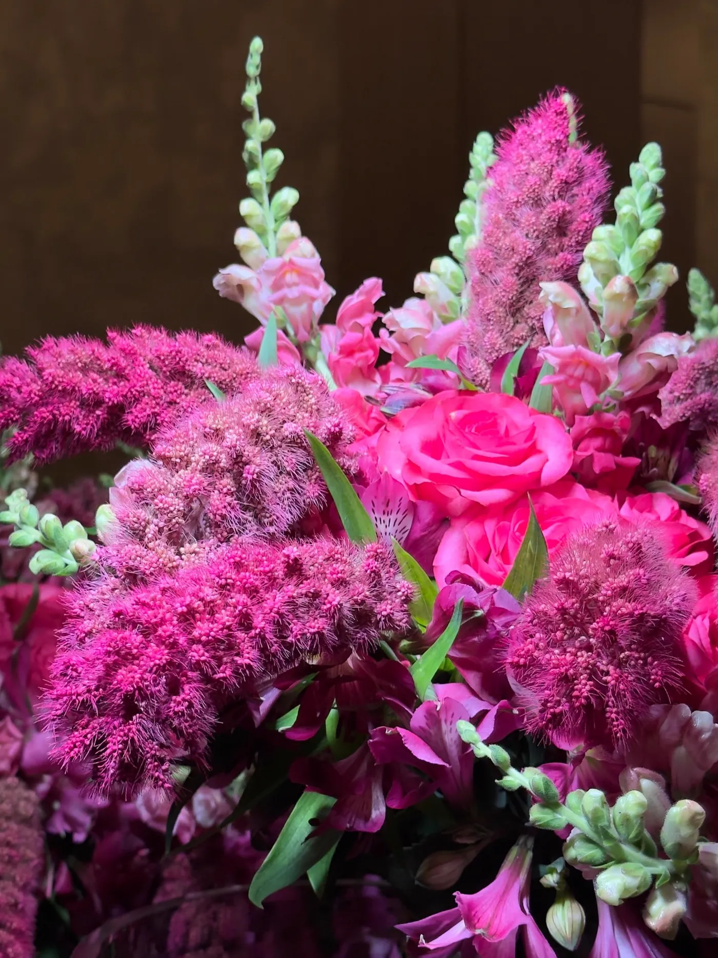 Arranjo alto em magenta e pink sobre fundo escuro